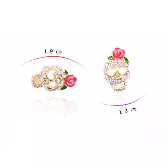 {SASHA} sparkle skull flower stud earrings - Picture 3 of 6